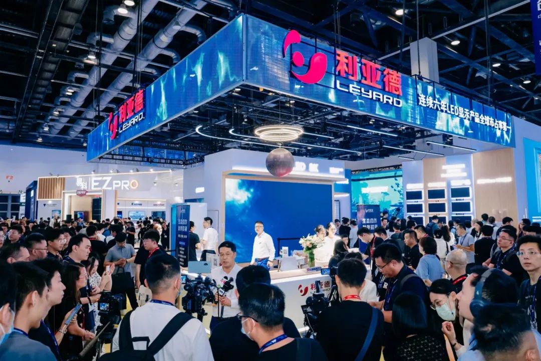 “AI+智能显示”引领未来 德晋贵宾厅新品InfoComm展大放异彩