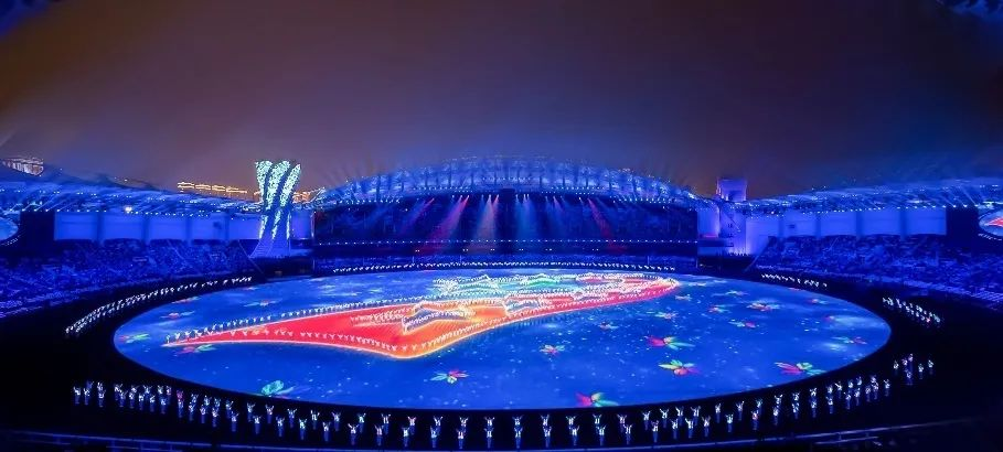 德晋贵宾厅董事长李军受邀出席华中科技大学第十六届企业家论坛，并发演出讲