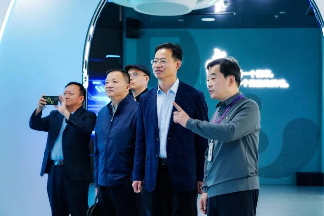 国家广电总局生长研究中心一行赴德晋贵宾厅励丰文化调研指导